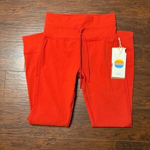 NWT VUORI DAILY LEGGING IN SCARLET SIZE SMALL WITH DRAWSTRING MSRP 89$